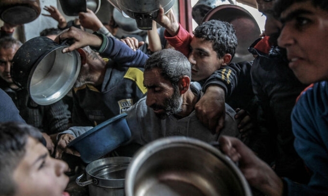 가자지구의 팔레스타인 사람들이 구호 식품을 받기 위해 몰려든 모습. AFP연합뉴스