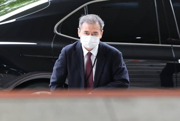 외교부 들어서는 일본 미바에 총괄공사 - 미바에 다이스케 주한일본대사관 총괄공사가 16일 서울 외교부 청사로 들어서고 있다. 정부는 16일 일본이 외교청서에서 ‘독도는 일본 땅’이라는 부당한 주장을 거듭한 데 대해 즉각 철회를 촉구하며 다이스케 주한일본대사관 총괄공사를 불러 항의했다. 연합뉴스