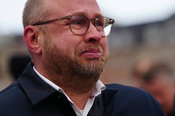 덴마크 옛 증건거래소 건물 화재 - 2024년 4월 16일(현지시간) 덴마크 코펜하겐에서 옛 증권거래소 건물이 불에 타자 한 남성이 울먹이고 있다. / 사진=AP 연합뉴스