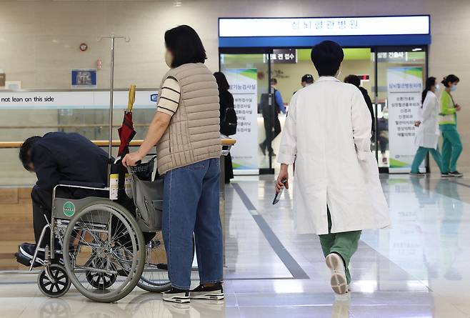 정부의 의료개혁 방침에 반대하며 사직한 전공의들이 박민수 보건복지부 제2차관에 대한 고소를 예고하는 등 의정 갈등이 고조되는 가운데 15일 서울 소재 대학 병원에서 한 의사가 이동하고 있다. ⓒ연합뉴스