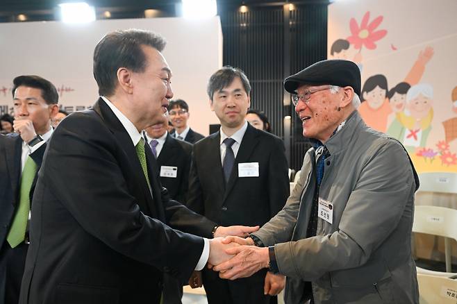 윤석열 대통령이 3월21일 강원 원주시 건강보험심사평가원에서 '건강하고 행복한 노후'를 주제로 스물두 번째 열린 '국민과 함께하는 민생토론회'에서 참석자들과 인사하고 있다. ⓒ연합뉴스