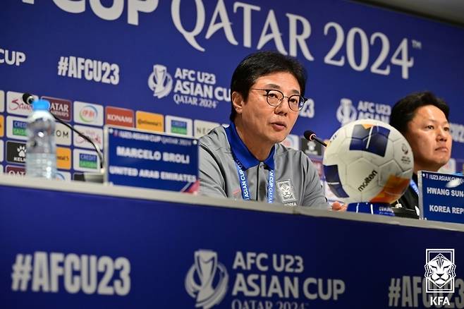 카타르 도하 칼리파 국제 경기장에서 열린 2024 AFC U-23 아시안컵 B조 공식 감독 기자회견에서 황선홍 한국 대표팀 감독이 발언하고 있다. 대한축구협회 제공