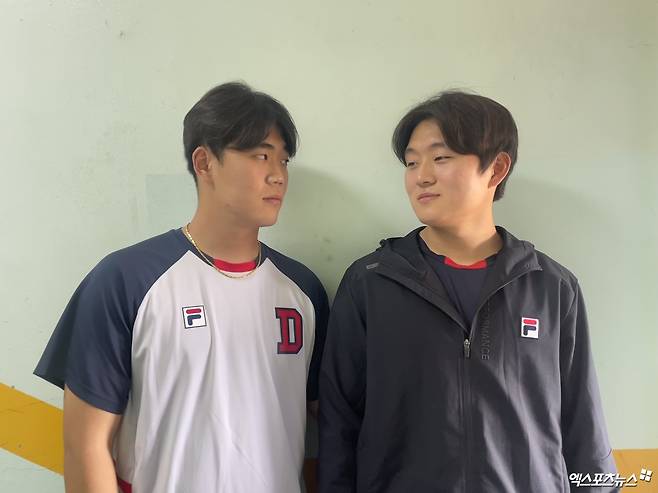 왼쪽부터 두산 베어스 투수 이병헌과 김택연이 서울 잠실야구장에서 인터뷰에 임하고 있다. 최원영 기자
