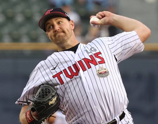 LG 트윈스 외국인 투수 디트릭 엔스가 4월 16일 서울 잠실야구장에서 열린 2024 신한 SOL Bank KBO리그 롯데 자이언츠와 시즌 1차전에서 6이닝 1실점 호투로 팀의 7-2 승리를 이끌었다. 사진 연합뉴스