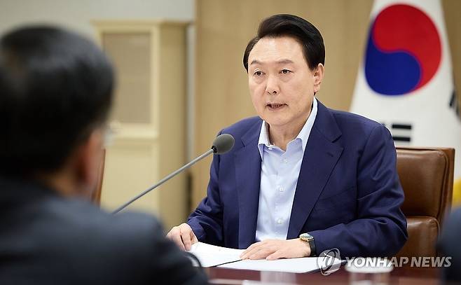 윤석열 대통령, 중동사태 긴급 경제·안보 회의 발언 (서울=연합뉴스) 진성철 기자 = 윤석열 대통령이 지난 14일 서울 용산 대통령실 청사에서 열린 '중동 사태에 따른 긴급 경제·안보 회의'에서 발언하고 있다. [대통령실 제공. 재판매 및 DB 금지]