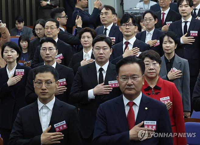 국민의힘, 국민의미래 당선자총회 (서울=연합뉴스) 신준희 기자 = 16일 국회에서 열린 국민의힘과 국민의미래 당선자 총회에서 제22대 국회 당선인들이 국기에 대한 경례를 하고 있다. 2024.4.16 hama@yna.co.kr