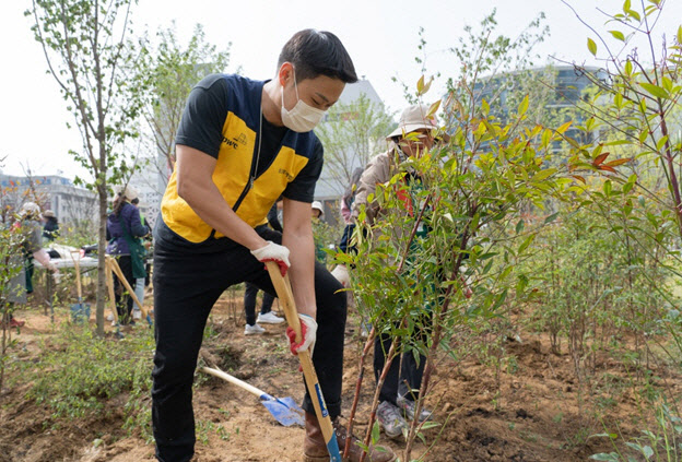 삼일PwC 임직원이 용산구 매력공원 조성 봉사활동에 참여하며 나무를 심고 있다.(사진=삼일PwC)