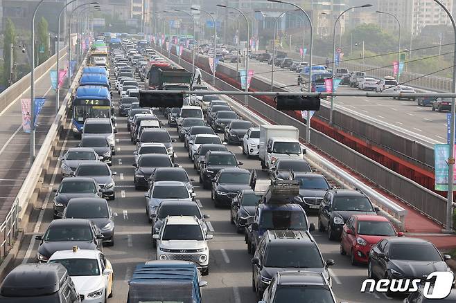 17일 출근길 한강대교 투신 소동으로 도로가 꽉 막혀 있다. 2024.4.17/뉴스1 ⓒ News1 김도우 기자