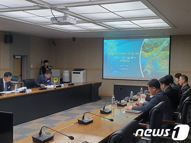 전북자치도 김제시가 '새만금 기본계획 재수립'에 따른 대응전략을 마련하기 위해 전략회의를 갖고 있다.(김제시 제공) 2024.4.17/뉴스1