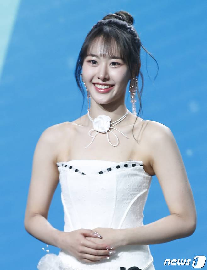 그룹 비웨이브(BEWAVE)의 제나가 17일 서울 강남구 일지아트홀에서 가진 데뷔 앨범 ‘비:웨이브’(BE:WAVE) 쇼케이스에서 포즈를 취하고 있다. 2024.4.17/뉴스1 ⓒ News1 권현진 기자