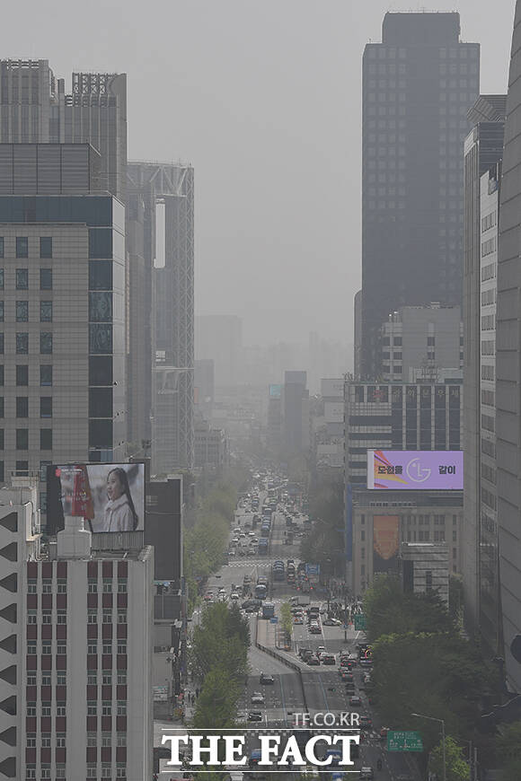 전국 대부분 지역의 미세먼지 농도가 '나쁨' 수준을 보이는 17일 오전 서울 종로구에서 바라본 도심 일대가 뿌옇게 보이고 있다. /장윤석 기자