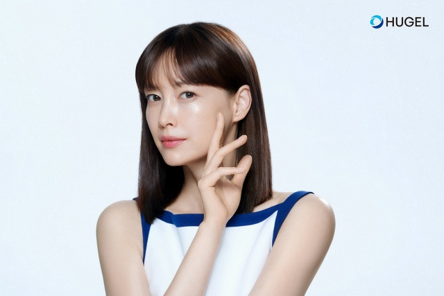 휴젤이 배우 이나영을 창사 이래 첫 기업 모델로 발탁했다. 이나영은 내달 공개 예정인 신규 광고를 통해 휴젤 모델로서 본격적인 행보를 시작할 예정이다. /휴젤