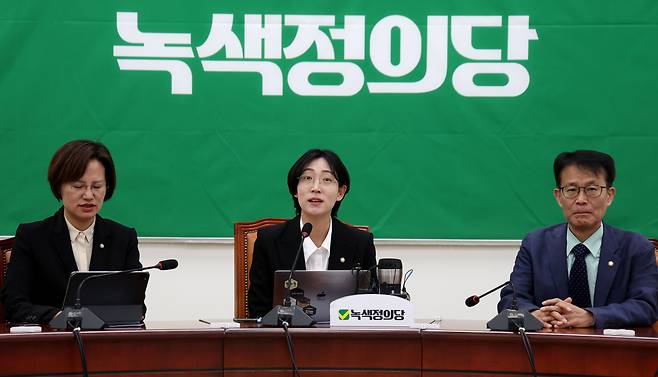 장혜영 녹색정의당 원내대표 직무대행이 16일 오전 서울 여의도 국회에서 열린 의원총회에서 발언하고 있다./뉴시스