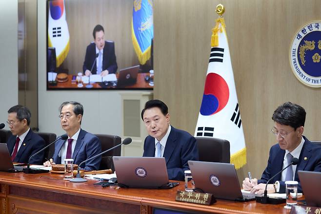 윤석열 대통령이 16일 용산 대통령실 청사에서 열린 국무회의에서 이번 총선 결과에 대한 입장을 밝히고 있다./대통령실