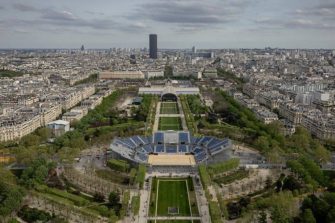 4월 14일 파리 에펠탑 앞 잔디광장인 샹 드 마르스에 경기장스탠드가 건설되고 있다. 샹 드 마르스 경기장은 2024 파리 올림픽과 패럴림픽에서 비치발리볼과 시각장애인 축구 경기가 열린다./AP 연합뉴스