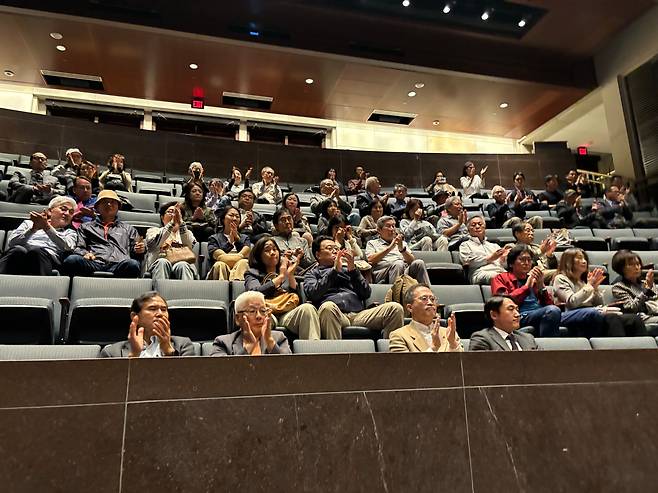 16일 미 연방의사당 지하 방문자센터에 있는 ‘사우스 오리엔테이션 시어터(강당)’에서 열린 '건국 전쟁' 시사회를 본 한인들이 박수를 치고 있다. /이민석 특파원