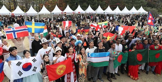 지난해 11월 9일 오후 경기 수원시 영통구 아주대학교에서 열린 '아주 인터내셔널 데이'에서 외국인 유학생들이 각국의 국기와 전통의상을 입고 있다. /뉴스1