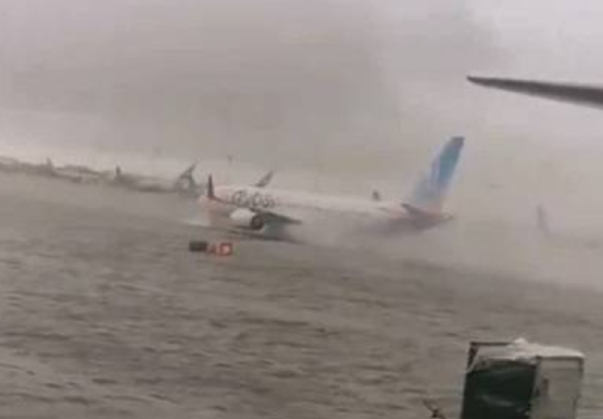 16일(현지시간) 아랍에미리트(UAE) 두바이에 위치한 두바이 국제공항에서 비행기가 물에 떠내려가고 있다. ⓒAFP통신 홈페이지 캡처