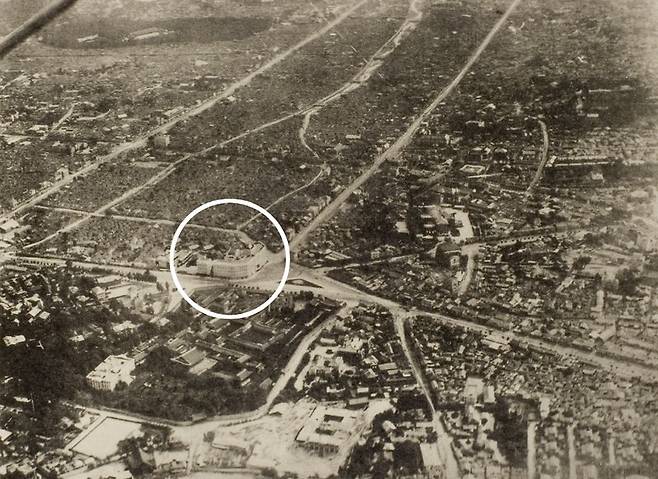 1929년 찍은 경성 시내 조감 사진에서 1926년 준공한 경성부청(옛 서울시청사·실선 안)을 중심으로 정비된 도로들을 확인할 수 있다. 사진 출처 국립중앙도서관 디지털컬렉션·국사편찬위원회 전자사료관