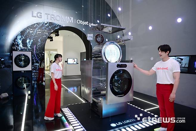 LG전자 모델들이 17일부터 사흘간 서울 코엑스에서 열리는 '월드IT쇼 2024'에서 'LG 시그니처 세탁건조기'의 'AI DD모터'와 '인버터 히트펌프' 등 핵심 부품을 살펴보고 있다.