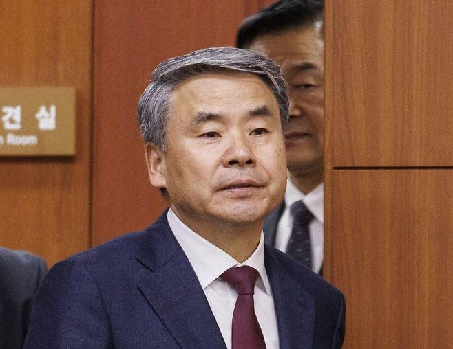 이종섭 주호주 대사가 지난달 28일 오전 서울 종로구 외교부에서 열린 방위산업협력 주요 공관장 회의에 입장하고 있다. 연합뉴스