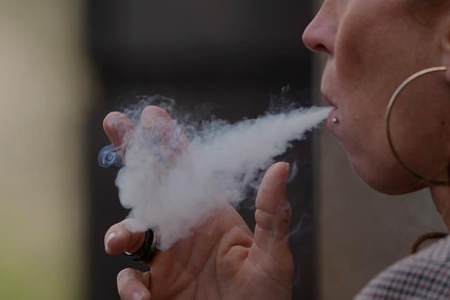 16일 영국 런던의 한 거리에서 흡연자가 담배를 피우고 있다. 런던=AP 연합뉴스