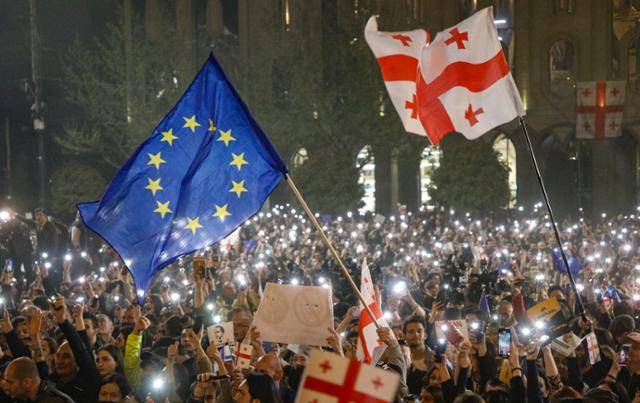 조지아 집권당 조지아드림당의 '외국 대리인 법' 입법에 반대하는 시민들이 15일 트빌리시에 있는 의회 근처에서 입법 반대 시위를 벌이고 있다. 트빌리시=EPA 연합뉴스
