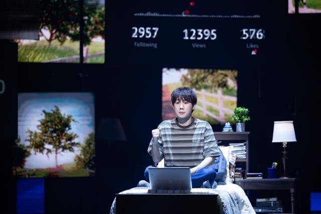 배우 김성규가 뮤지컬 '디어 에반 핸슨'의 에반 핸슨을 연기하고 있다. 에스앤코 제공