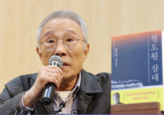 황석영 작가가 17일 서울 마포구 창비서교빌딩에서 열린 장편소설 '철도원 삼대' 기자간담회에서 작품을 설명하고 있다. '철도원 삼대'는 영국 최고 권위의 문학상인 부커상 인터내셔널부문 최종후보에 올랐다. 연합뉴스