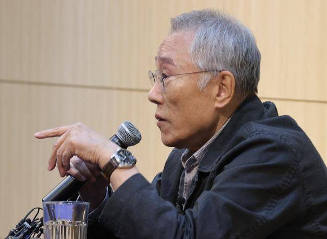 황석영 작가가 17일 서울 마포구 창비서교빌딩에서 열린 장편소설 '철도원 삼대' 기자간담회에서 발언하고 있다. 연합뉴스