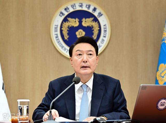 윤석열 대통령이 16일 서울 용산 대통령실에서 열린 제17회 국무회의에서 총선 결과에 대해 발언하고 있다. 서재훈 기자