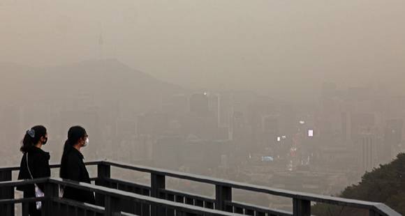 수요일인 17일은 전국이 대체로 맑은 가운데 전날부터 유입된 황사로 인해 대기질이 나쁘겠다. 지난달 29일 서울 종로구 북악산에서 바라본 황사로 인해 누런 서울 도심. [사진=뉴시스]