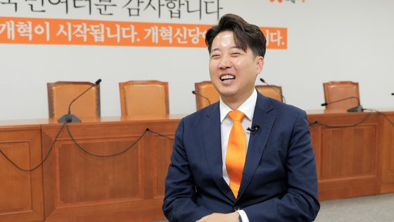 이준석 개혁신당 대표가 15일 여의도 국회 본청 개혁신당 대회의실에서 중앙일보와 인터뷰하고 있다. 김성룡 기자