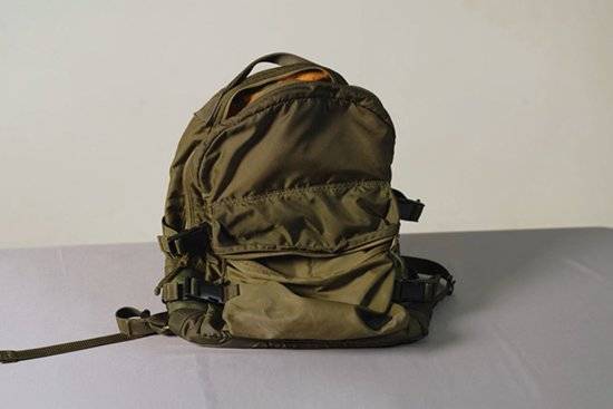 배우 손석구가 한 매거진 촬영 현장에서 공개한 포터 배낭. 브랜드 로고가 드러나지 않은 심플한 스타일로 주목을 받았다. 사진 보그 코리아 유튜브 채널 캡처