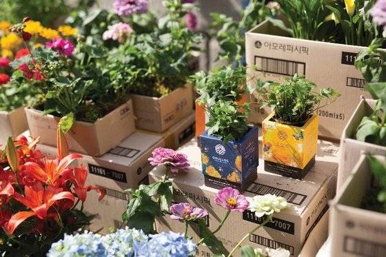 지난 2009년부터 ‘그린 사이클’ 운동으로 화장품 공병 회수를 본격적으로 시작, 2022년 12월까지 2,743t의 공병을 수거했다. 사진 아모레퍼시픽