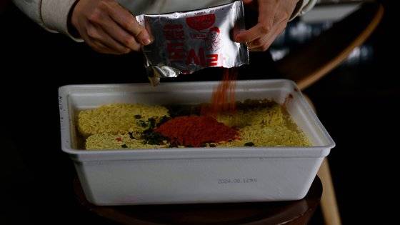 GS25가 출시한 세 번째 점보 라면 '오모리 김치 점보 도시락'. 유충민 PD