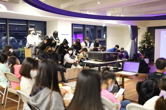 올해 1월 라이브러리 티티섬 라운지에서 열린 새해파티. 사진 라이브러리 티티섬