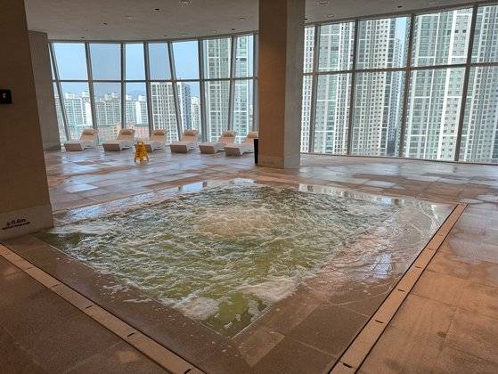 콩코드 피트니스 수영장에 있는 자쿠지. 통창 넘어 도심 경치가 펼쳐져 있다. 박이담 기자