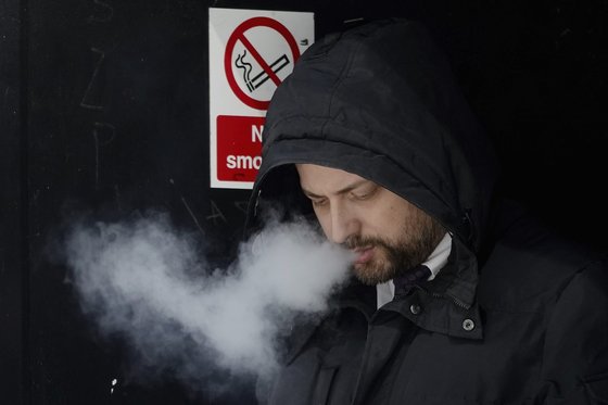 영국 런던에서 담배를 피는 한 남성. AP=연합뉴스