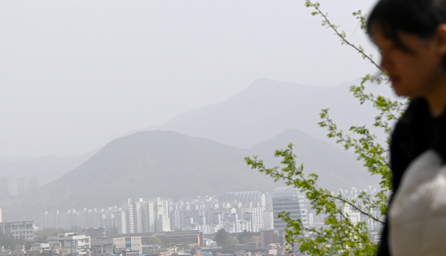 ▲ 도내 대부분 지역에서 미세먼지 농도가 나쁨 수준을 보인 지난 16일 춘천 봉의산에서 바라본 도심이 뿌옇게 보이고 있다. 유희태