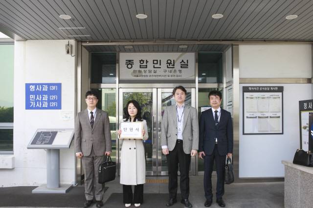 ▲ 　김성미(사진 왼쪽 두번째) 강원특별자치도교육청 비서실장은 17일 오전 춘천지방법원 민원실을 방문해 교사들의 선처를 부탁하는 신경호 강원특별자치도교육감의 탄원서를 대리로 제출했다.