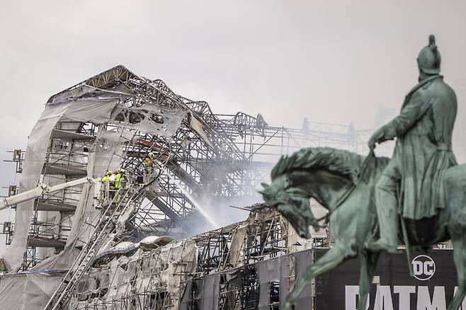 16일 화재가 발생한 코펜하겐의 옛 증권거래소 건물에서 소방관들이 진화 작업을 계속하고 있다. EPA연합뉴스