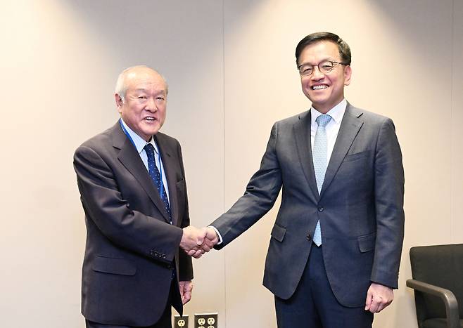South Korea's Finance Minister Choi Sang-mok (right) and Japanese Finance Minister Shunichi Suzuki shake hands ahead of their meeting in Washington on Tuesday, which was held on the sidelines of the meeting of G20 Finance ministers and central bank heads and the annual Spring Meetings between the International Monetary Fund and the World Bank. (Yonhap)