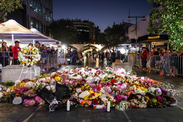 2024년 4월 14일, 시드니의 웨스트필드 본다이정션 쇼핑몰 밖에 흉기난동 피해자들을 추모하는 꽃들이 놓였다. AFP연합뉴스