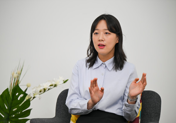 강예슬 와우키키 대표가 지난 9일 서울 영등포구 국민일보 스튜디오에서 발달지연아동 교육 기업으로서의 시대적 가치와 선한 영향력에 대해 설명하고 있다. 신석현 포토그래퍼