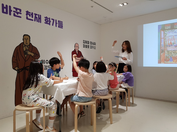 강예솔 와우키키 대표가 2020년 7월 서울 세종문화회관에서 어린이 미술 교육을 진행하고 있다. 와우키키 제공