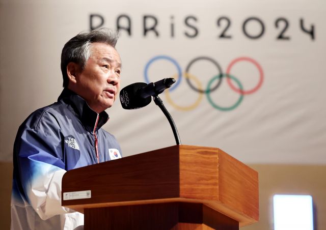 이기흥 대한체육회장이 17일 충북 진천국가대표선수촌 챔피언하우스에서 열린 '2024 파리올림픽 D-100' 국가대표 격려행사에서 개회사를 하고 있다. 뉴시스