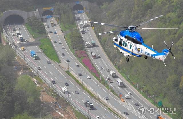 봄철 행락철을 맞아 경기남부경찰청이 경찰 헬기와 암행순찰차를 투입해 교통법규 위반 차량 지공협력 및 음주단속을 실시했다. 사진은 17일 오후 용인시 영동고속 도로 상공에서 위반 차량을 단속하는 참수리 헬기. 윤원규기자·경기사진공동취재단