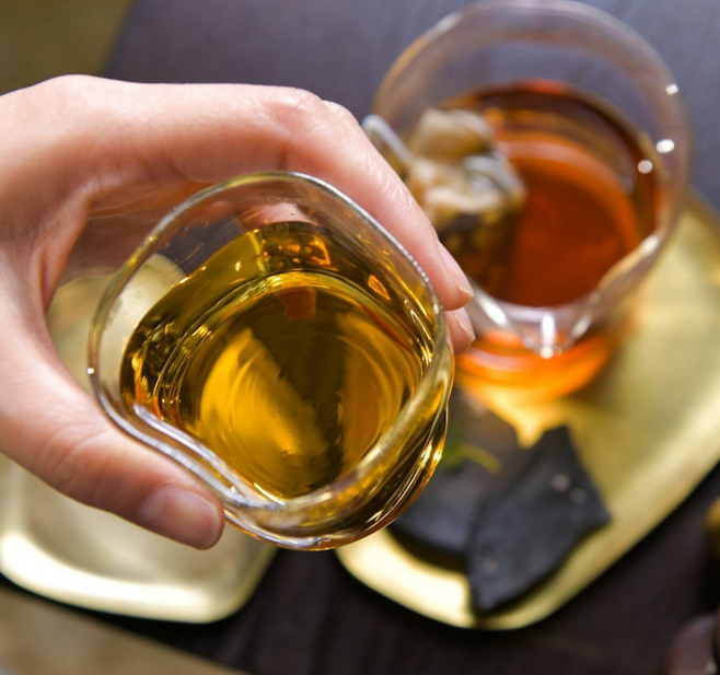 큐레이터 출신 박영아 대표가 운영하는 티 브랜드 시즌드시즌의 블렌디드 티. 시즌드시즌