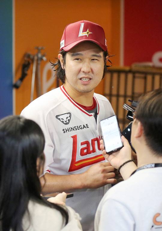 인터뷰 하는 SSG의 최정. SSG 제공